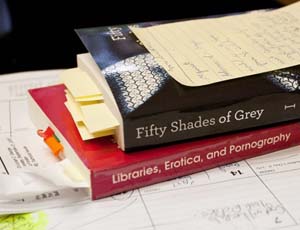 Reseña de Cincuenta Sombras de Grey. Una de ‘arena’ por Universo de los libros.