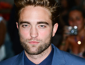 Robert Pattinson bromea sobre interpretar el papel de Christian Grey