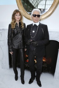 dakota_johnson_son_karl_lagerfeld_en_el_grand_palais_de_paris