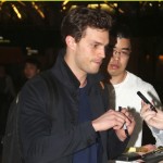 Jamie Dornan vuelve a casa con su mujer y su hija