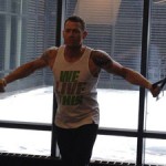 Max Martini, Taylor en la película 50 Sombras de Grey, luce tipo en el gimnasio